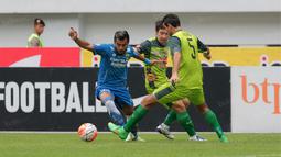 Zulham Zamrun berusaha melewati para pemain Bhayangkara United pada lanjutan Torabika SC 2016 di Stadion Wibawa Mukti, Cikarang, Rabu (12/10/2016). (Bola.com/Nicklas Hanoatubun)