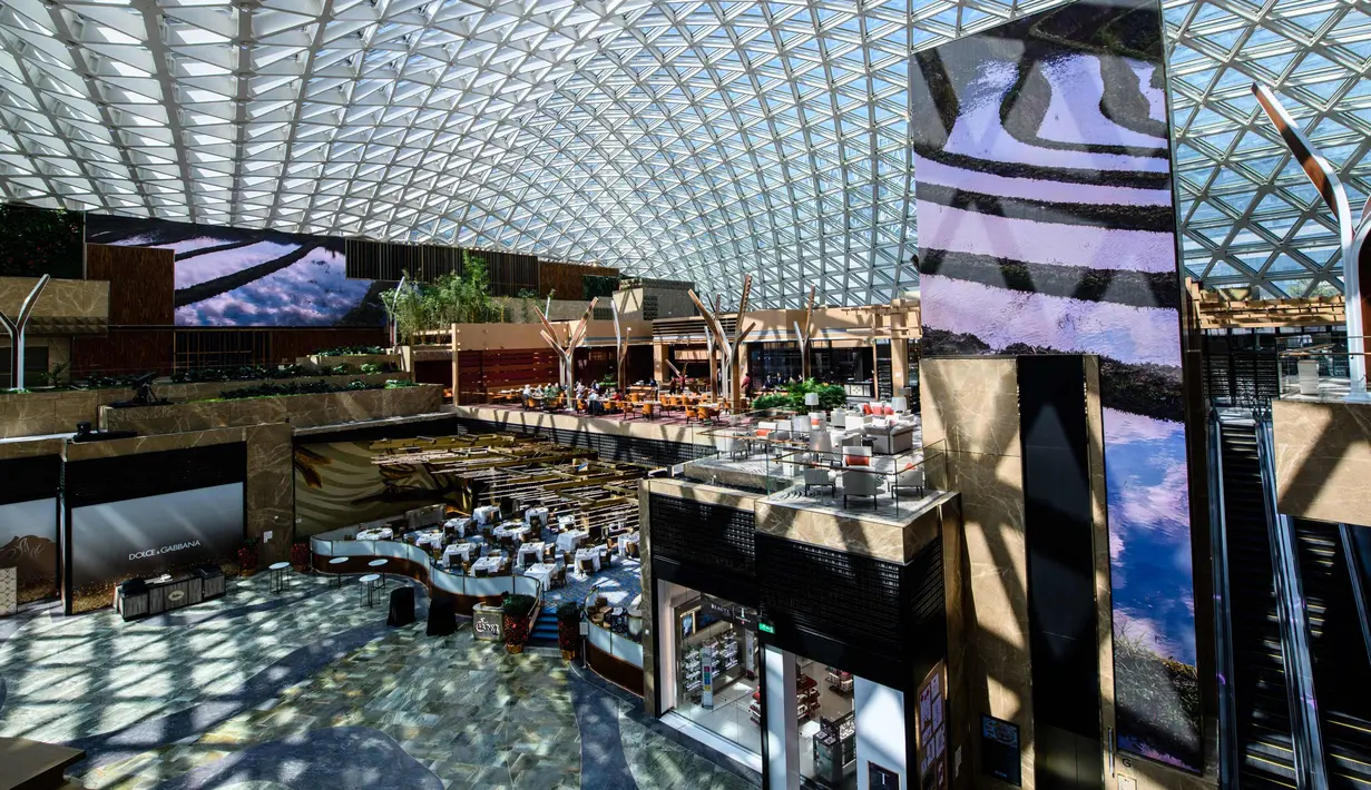 Suasana di dalam resor kasino MGM Cotai di Macau (13/2). MGM China membuka resor mega multi-miliar dolar baru di strip Cotai yang mewah di Macau pada tanggal 13 Februari. (AFP Photo/Anthony Wallace)