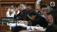 Terdakwa Kuwat Ma'ruf (kiri) saat menjalani sidang kasus dugaan pembunuhan berencana terhadap Brigadir Nofriansyah Yosua Hutabarat di Pengadilan Negeri Jakarta Selatan, Jakarta, Rabu (7/12/2022). Ferdy Sambo menjadi saksi untuk terdakwa Richard Eliezer, Ricky Rizal dan Kuat Ma'ruf di persidangan perkara pembunuhan berencana Brigadir J. (Liputan6.com/Faizal Fanani)
