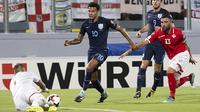 Pemain Inggris, Dele Alli (tengah) mengejar bola saat berhadapan dengan kiper Malta, Andrew Hogg pada laga grup F kualifikasi Piala Dunia 2018 di  Ta Qali stadium, Valletta, Malta, (1/9/2017). Inggris menang 4-0. (AP/Rene Rossignaud)