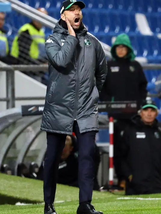 Pelatih Sassuolo, Cristian Bucchi memberikan arahan kepada timnya saat melawan AC MIlan pada lanjutan Serie A di Mapei Stadium, Reggio Emilia, Italia, (5/11/2017). Milan menang 2-0. (Elisabetta Baracchi/ANSA via AP)