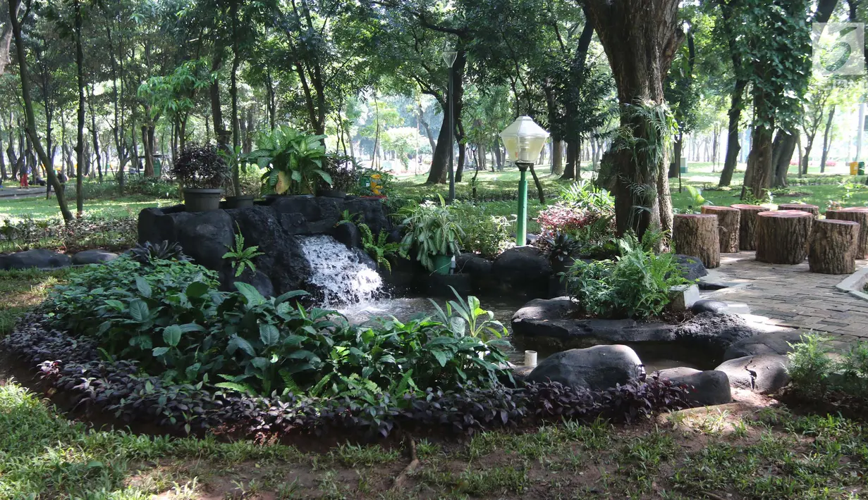 Taman sisi barat Monumen Nasional (Monas) dilengkapi kolam ikan, Jakarta Pusat, Rabu (28/3). Suasananya yang teduh dan asri mampu memberikan kenyamanan tersendiri bagi mereka yang datang ke taman. (Liputan6.com/Arya Manggala)