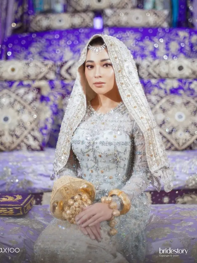 Pesona Seleb Wanita Kenakan Baju Koto Gadang