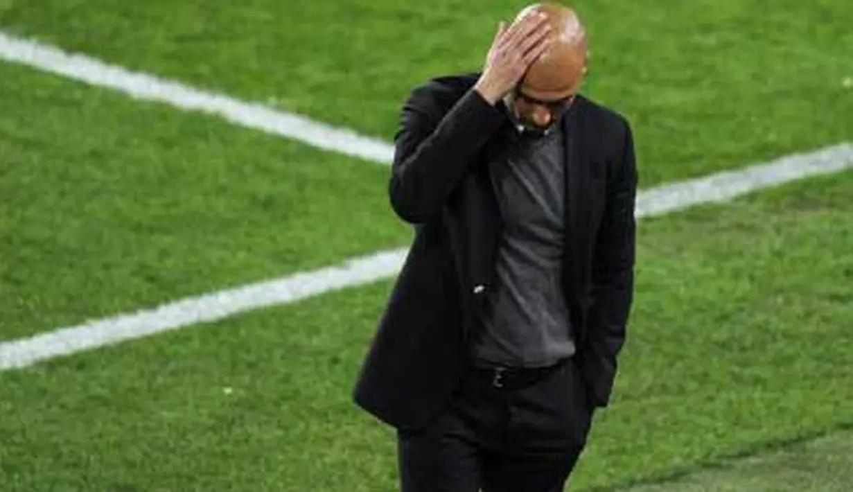 Barcelona's coach Josep Guardiola puts his hand to his head during the UEFA Champions League second leg semi-final football match Barcelona against Chelsea at the Cam Nou stadium in Barcelona on April 24, 2012. AFP PHOTO / PIERRE-PHILIPPE MARCOU