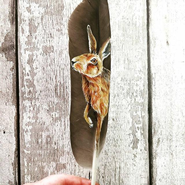 6 Potret Lukisan di Bulu Burung Ini Unik, Gambarkan Hewan dengan Detail