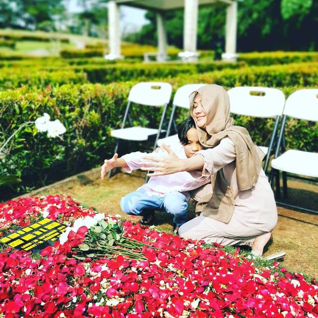 Beri Vitual Hug, Ini 6 Momen BCL dan Noah Ziarah ke Makam Ashraf Sinclair