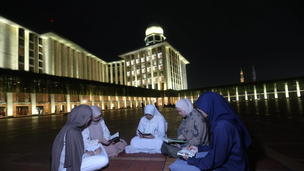 FOTO: Ribuan Jemaah Jalani Itikaf Malam 21 Ramadan di Masjid Istiqlal