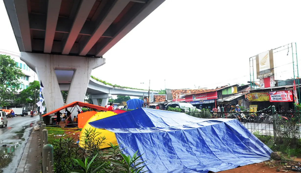 Sejumlah warga korban banjir mengungsi di bawah kolong Jembatan Pesing, Grogol, Jakarta, Rabu (11/2/2015). Mereka sengaja membangun tenda darurat di bawah kolong Jembatan Pesing agar mudah mendapat bantuan. (Liputan6.com/Faisal R Syam)