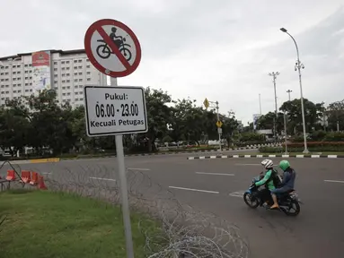 Rambu larangan terpasang di Jalan Medan Merdeka Barat, Jakarta, Selasa (9/1). Mahkamah Agung (MA) membatalkan Pergub DKI Jakarta larangan sepeda motor melintas di sepanjang Jalan MH Thamrin hingga Jalan Medan Merdeka Barat. (Liputan6.com/Arya Manggala)