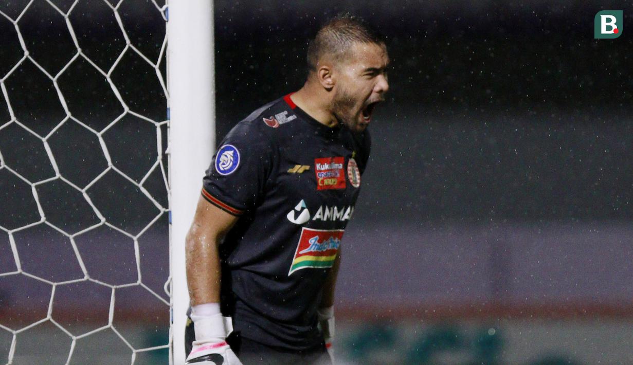 Kiper Persija Jakarta, Andritany Ardhiyasa meneriaki rekannya saat melawan PSIS Semarang dalam laga pekan kedua BRI Liga 1 2021/2022 di Indomilk Arena, Tangerang, Minggu (12/9/2021). Kedua tim bermain imbang 2-2. (Foto: Bola.Com/M. Iqbal Ichsan)