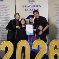 Natasha Rizky Hadiri Wisuda Putri Sulung Bersama Desta. [@natasharizkynew]