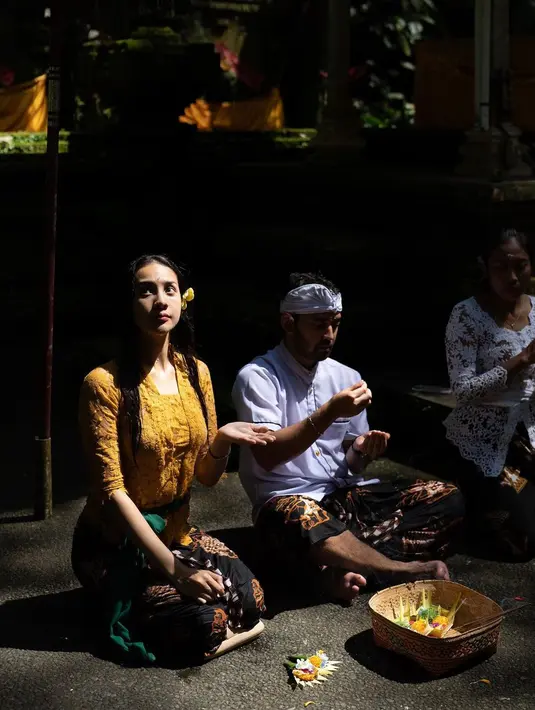 Anya Geraldine bersama sang kekasih Nadif Zahiruddin mengikuti tradisi Melukat. Tradisi ini dilakukan di salah satu pura yang tersedia di penginapan mereka. (Instagram/anyageraldine)