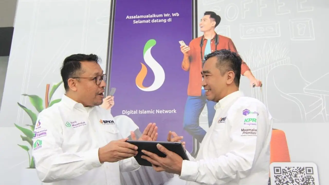 Pelaksana Tugas Direktur Utama PT Bank Muamalat Indonesia Tbk Hery Syafril (kiri) berdiskusi dengan Direktur Bank Muamalat Karno (kanan) tentang kinerja perseroan tahun 2022 di Muamalat Tower, Senin, (20/2/2023). (Dok Muamalat)