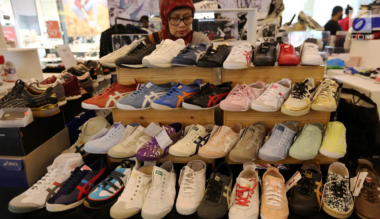 Pengunjung melihat-lihat sepatu sneaker yang dipajang pada Pesta Sneakerpeak Kemang Vol.3 di Atrium Lippo Mall Kemang, Jakarta, Rabu (18/4). Tema acara Retro Futurism merupakan perpaduan modern style dan teknologi. (Liputan6.com/Fery Pradolo)