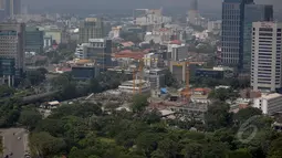 Penampakan gedung -gedung bertingkat dari kawasan sekitar  Monas, Jakarta, Kamis (14/5/2015). Pemprov DKI Jakarta terus berupaya menambah ruang terbuka hijau (RTH) yang kini jumlahnya masih di bawah 10 persen. (Liputan6.com/Faizal Fanani)