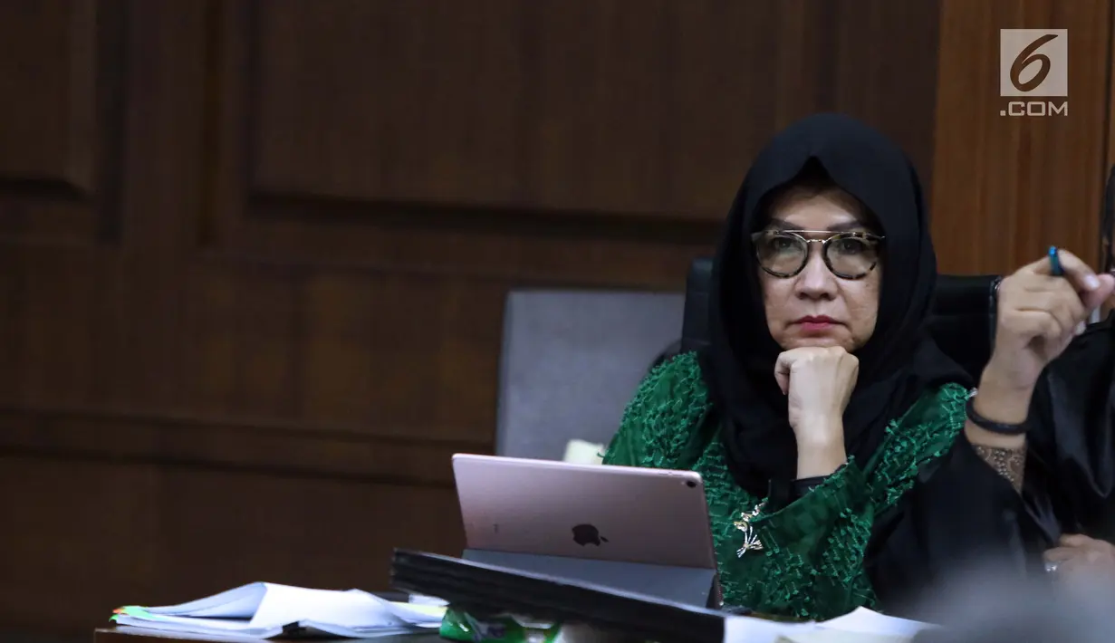 Terdakwa dugaan korupsi investasi perusahaan di Blok Basker Manta Gummy Australia Tahun 2009, Karen Agustiawan saat sidang lanjutan di Pengadilan Tipikor, Jakarta, Kamis (28/2). Sidang mendengar keterangan saksi. (Liputan6.com/Helmi Fithriansyah)