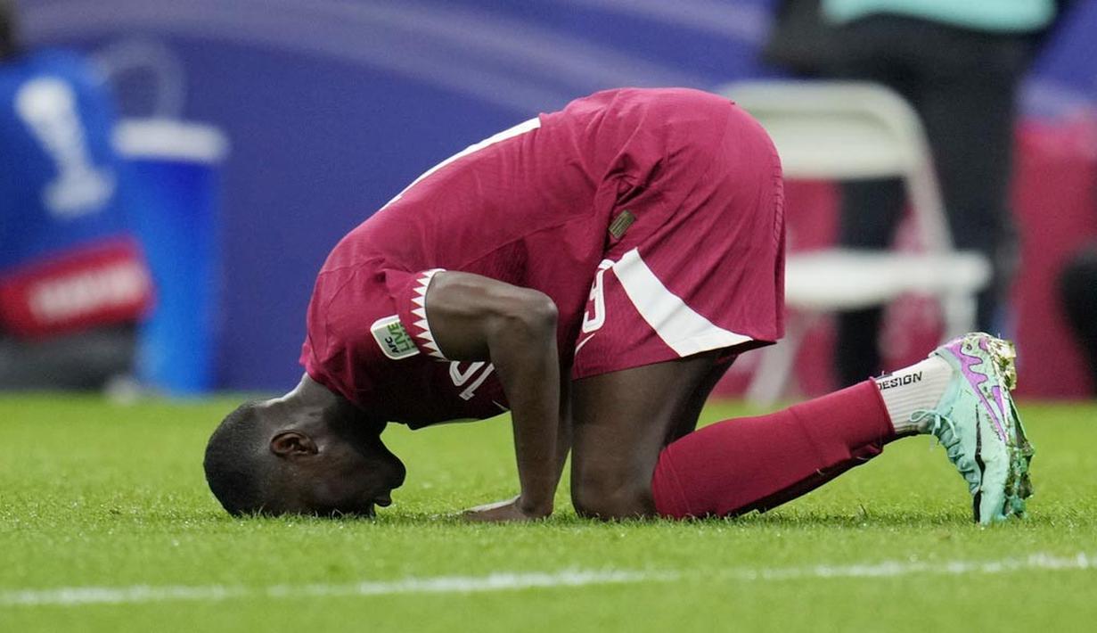 Pemain Qatar, Almoez Ali, melakukan selebrasi setelah mencetak gol ke gawang Lebanon pada babak penyisihan Grup A Piala Asia 2023 di Stadion Lusail, Jumat (12/1/2024). Qatar menang tiga gol tanpa balas. (AP Photo/Aijaz Rahi)