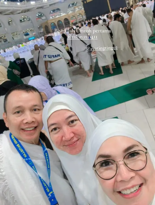 “Makasih calon besanku @rakayayo411 Barakallah 🙏🙏 semoga umroh pertama kita hari ini menjadi Umroh yang Mabruroh,” tulis Umi Kalsum. (Liputan6.com/IG/@mom_ayting92_)