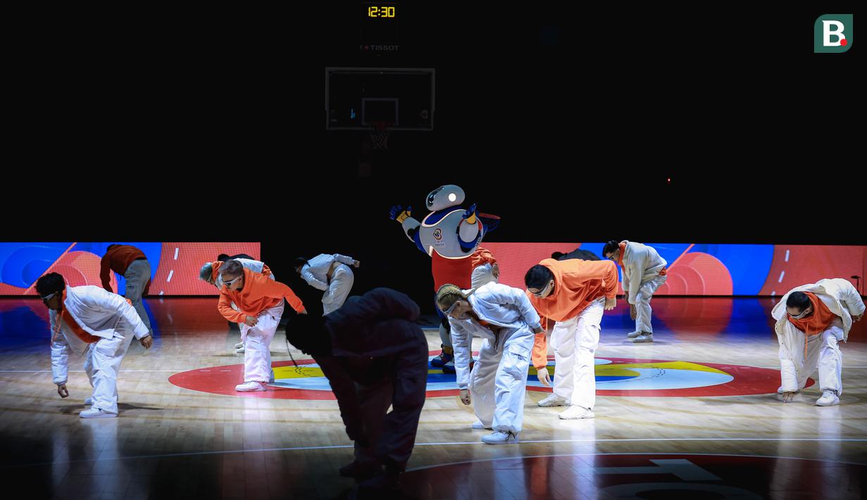 <p>Penampilan para penari modern menjadi pengisi acara sebelum dimulainya laga pembuka Grup H Piala Dunia FIBA 2023 antara Timnas Basket Latvia melawan Timnas Basket Lebanon di Indonesia Arena, Kompleks Gelora Bung Karno, Senayan, Jakarta, Jumat (25/08/2023). (Bola.com/Bagaskara Lazuardi)</p>