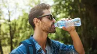 Meminum air putih sangat penting bagi perkembangan tubuh kita. Dengan air putih banyak manfaat yang bisa kita dapatkan.