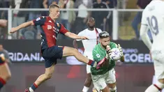 Penyerang Genoa, Albert Gu&eth;mundsson berebut bola dengan penyerang AC Milan Oliver Giroud pada pekan ke-8 Serie A 2023/2024 di Stadion Comunale Luigi Ferraris, Minggu 8 Oktober 2023. (Tano Pecoraro/LaPresse via AP)