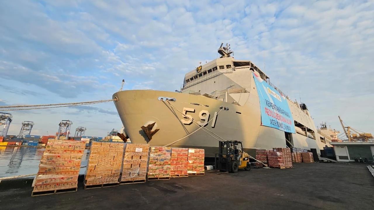 Mentan Amran Kirimkan Bantuan Bencana Sumatera Tahap II Via KRI Surabaya