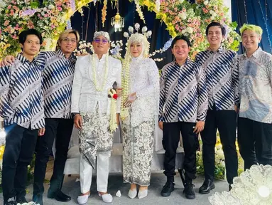 Dodhy Hardianto, Barry Alfarizzy, Rustam Wijaya, hingga Lim terlihat menyaksikan sang vokalis Kangen Band mengucap ijab qobul. (Liputan6.com/IG/@ruang_tama)