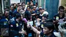 Anwar alias Rizal dan istrinya (tengah) saat mengikuti rekontruksi kejadian di Rutan Salemba, Jakarta, Minggu (17/7). Dalam  rekonstruksi kejadian ini Anwar  dan istrinya memperagakan sebanyak 36 adegan. (Liputan6.com/Faizal Fanani)