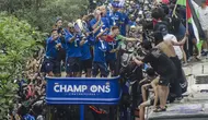 David da Silva mengangkat trofi Liga 1 2023/2024 saat pawai pemain Persib Bandung melintas di Jalan Djunjunan, Sukamulya, Kota Bandung pada Sabtu, 1 Juni 2024. (Liputan6.com/Dikdik Ripaldi)