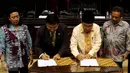 Wakil Ketua DPD Farouk Muhammad (kedua kiri) dan Ketua BPK Harry Azhar Aziz (kedua kanan) menandatangani hasil laporan BPK usai Sidang Paripurna di Kompleks Parlemen, Senayan, Jakarta, Rabu (7/10/2015). (Liputan6.com/Johan Tallo)