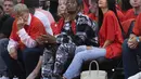 Meskipun terkesan terlalu cepat Kylie Jenner mengandung anak pertamanya bersama Travis Scott, namun ini membuat keduanya sangat bahagia. Seperti pemberitaan yang beredar, mereka sangat antusias menyambut kelahiran anak pertamanya. (AFP/Bob Levey)
