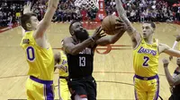 James Harden menerobos pertahanan Lakers saat kedua tim bertemu di ajang NBA, Minggu (20/1/2019) (AP)