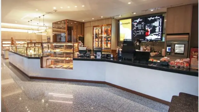 Ada Aneka Kue dan Aksi Chef Sambil Melihat Gedung Menjulang di Sari Delicatessen