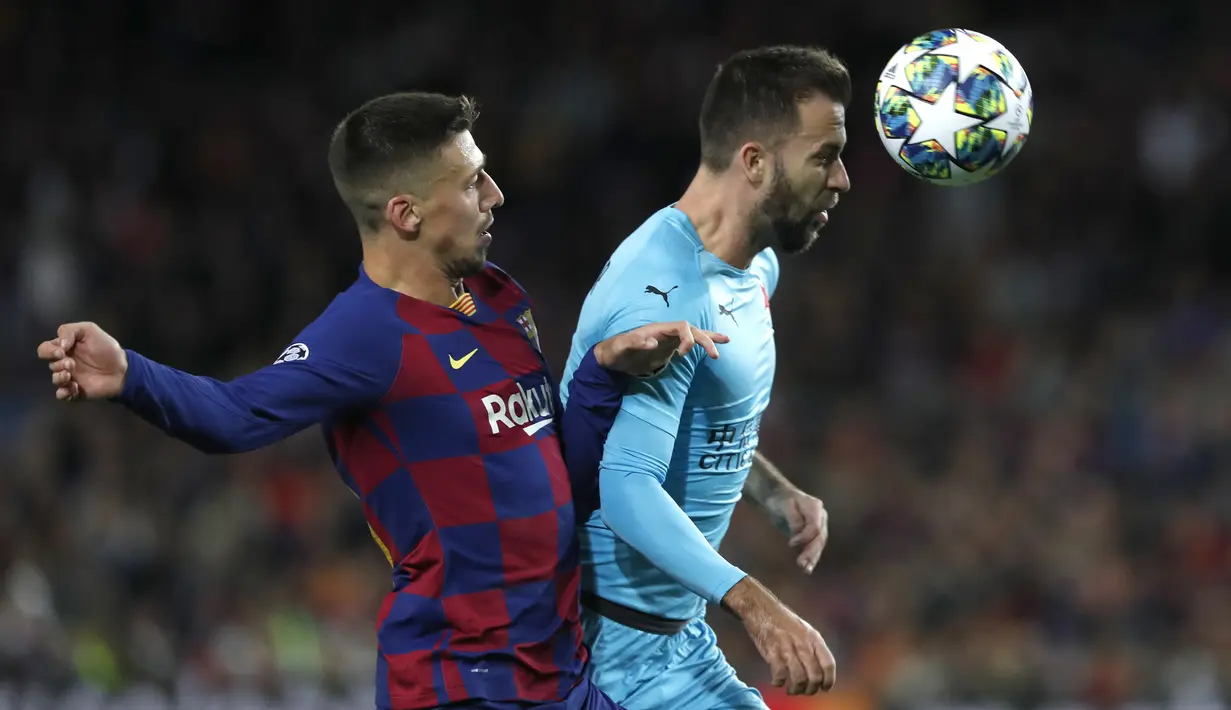 Pemain Slavia Praha, Josef Husbauer berusaha melewati bek Barcelona, Clement Lenglet pada pertandingan lanjutan Grup F Liga Champions di stadion Camp Nou, Spanyol (5/11/2019). Barcelona bermain imbang 0-0 atas Slavia Praha. (AP Photo/Joan Monfort)