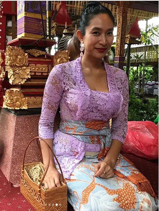 Pada 20 Desember, Happy kembali mengunggah foto mengenakan busana Bali. Banyak warganet yang memuji penampilannya. Tidak sedikit memuji sosok keibuannya. (Instagram/happysalma)