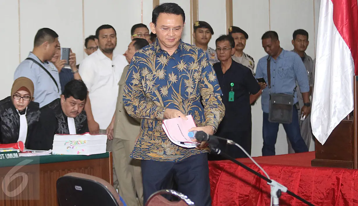 Basuki Tjahaja Purnama atau Ahok berjalan menuju kursi terdakwa untuk menjalani sidang kasus dugaan penodaan agama di Gedung Kementan Jakarta, Selasa (4/4). Sidang ke-17 ini beragenda pemeriksaan terdakwa dan barang bukti (Liputan6.com/Immanuel Antonius)