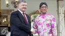 Presiden Ukraina, Petro Poroshenko berjabat tangan Sultan HB X di kraton kesultanan Yogyakarta (6/8). Usai ke kraton, Petro Poroshenko rencananya akan mengunjungi Candi Borobudur dan Prambanan. (Liputan6.com/Boy Harjanto)