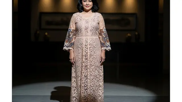 Dress Maxi Brokat dengan Motif Batik di Lengan