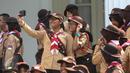 Seorang wanita dari delegasi gerakan Pramuka Indonesia tampak berselfie ria di Halaman Istana Merdeka, Jakarta, Jumat (24/7/2015). 462 kontingen Pramuka Indonesia yang akan mengikuti Jambore Pramuka Dunia ke-23. (Liputan6.com/Faizal Fanani)c