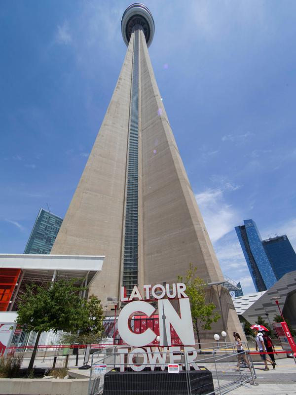 Sejumlah pengunjung yang mengenakan masker mengunjungi CN Tower di Toronto, Kanada, pada 15 Juli 2020. Setelah ditutup akibat pandemi COVID-19, CN Tower dibuka kembali untuk umum dengan pengunjung diwajibkan mengenakan masker atau penutup wajah di dalam menara tersebut. (Xinhua/Zou Zheng)