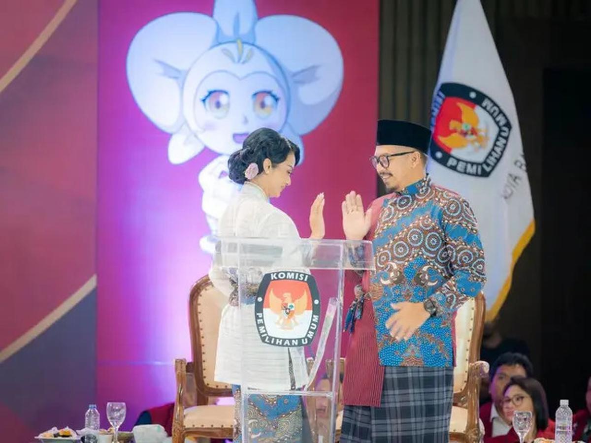 6 Potret Krisdayanti Pakai Mawar Ungu di Debat Pilkada 2024, Raul Lemos Berjaket Merah Curi Perhatian