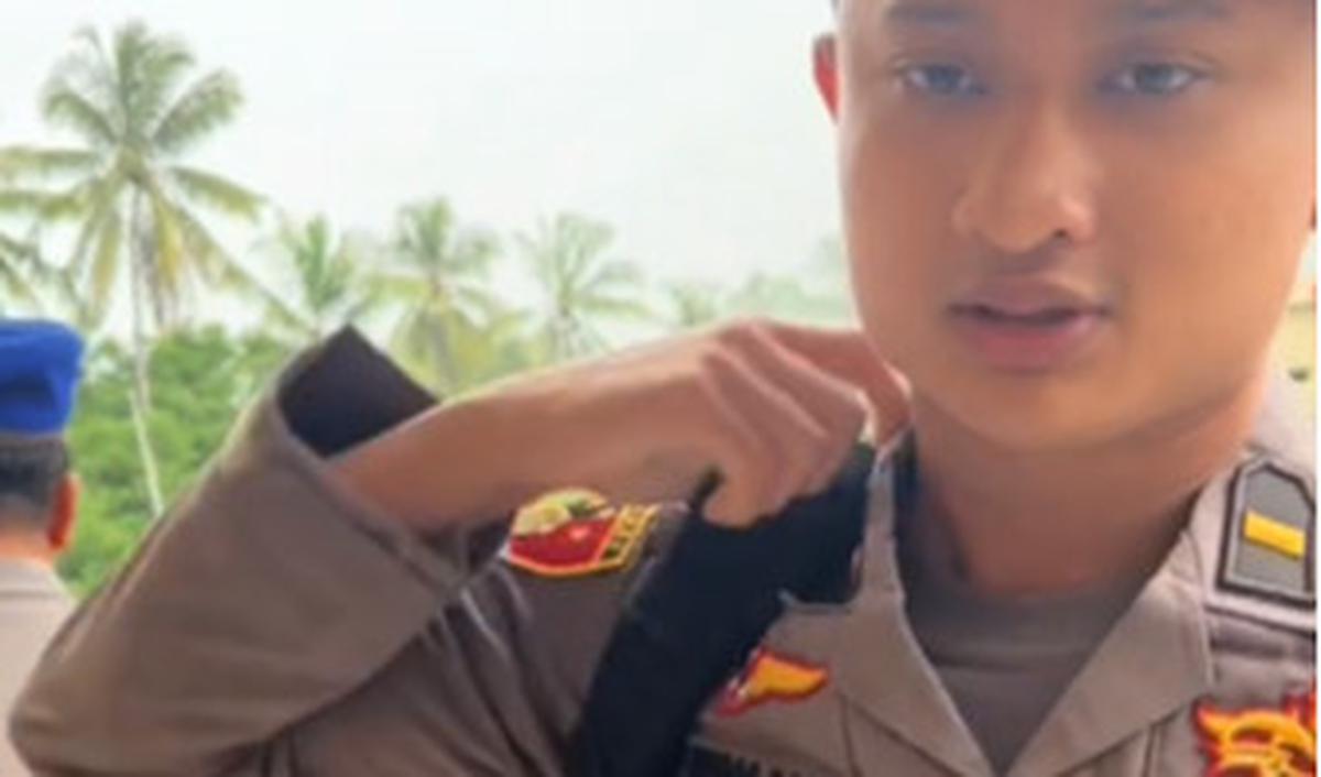 Tak berselang lama usai Ego mendaratkan sikap sempurna dan hormat, dia ditanya soal isi tas oleh sang komandan. Sontak, Ego langsung membuka tas.&nbsp;