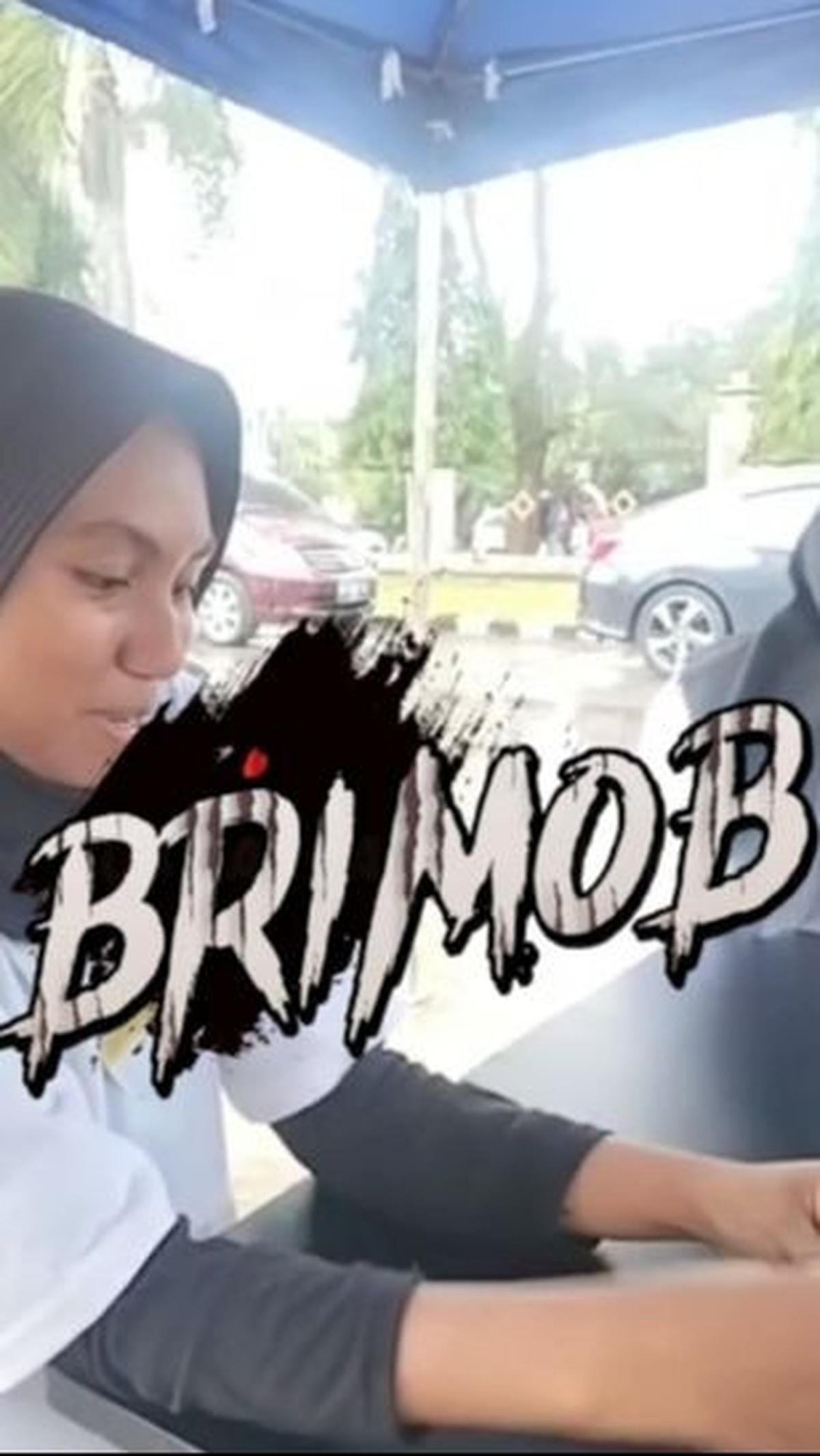 “Brimob. Ada deh (tak mau sebut nama),” ucap casis polwan itu.<br>