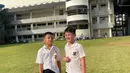 Lihat Raffi Ahmad bersama salah satu temannya sedang berada di tengah lapangan (Foto: Instagram/@chevirgo)