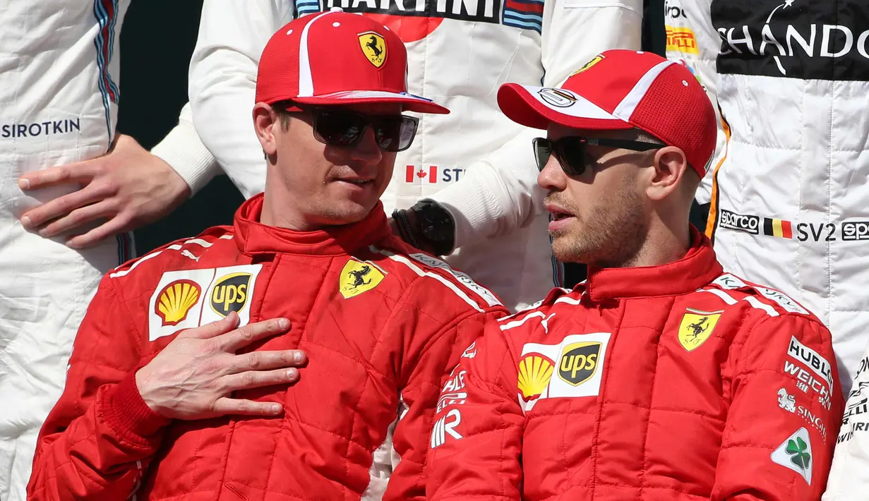 Pembalap tim Ferrari, Sebastian Vettel (kanan) dan rekannya Kimi Raikkonen berbincang sebelum pemotretan jelang balapan pertama musim ini di GP F1 Australia di Melbourne, Australia, (25/3). (AP Photo / Rick Rycroft)