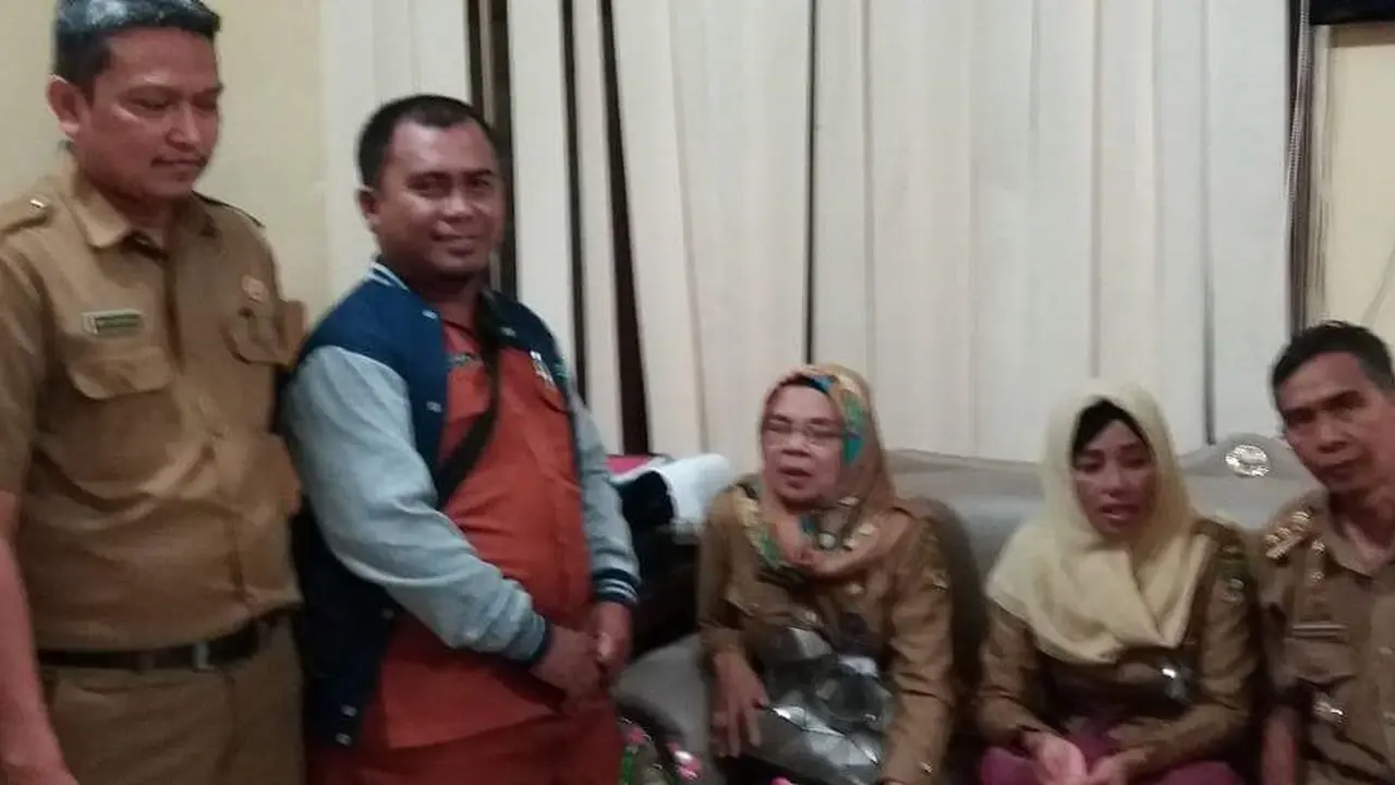 Pukul betis anak didiknya pakai mistar kayu, guru di sidrap dilaporkan ke polisi (Liputan6.com/Istimewa)