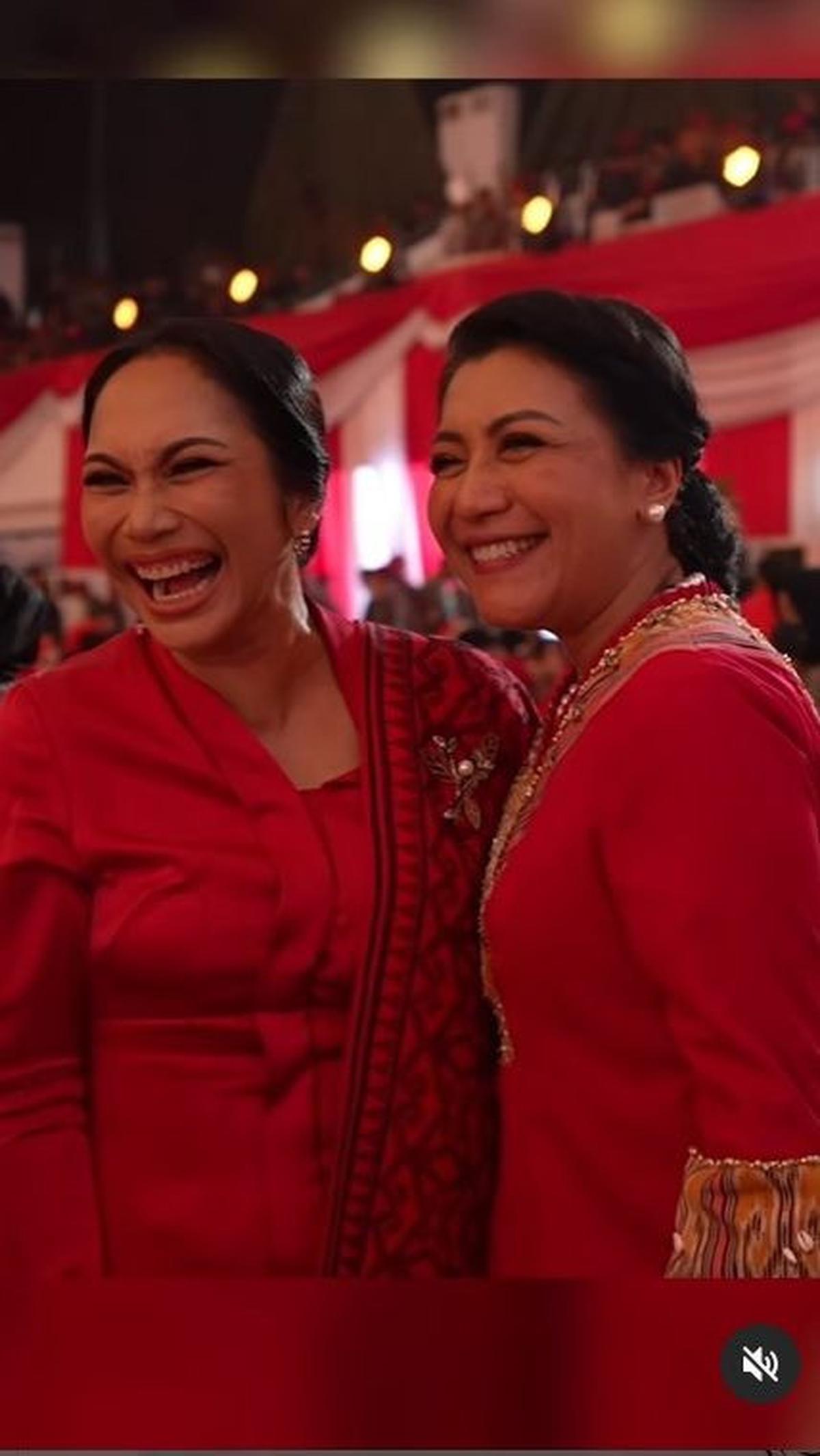 Selain itu, Uli juga bertemu Hetty Perkasa lalu keduanya berfoto bersama.<br>