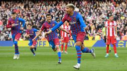 Bersama Gerard Pique, Ronald Araujo tampil solid sebagai bek tengah Barcelona. Ia juga bahkan beberapa kali ikut mengancam gawang Atletico Madrid. Puncaknya, Araujo sukses mengkonversi rebound Ferran Torres menjadi gol ketiga Blaugrana. (AFP/Josep Lago)