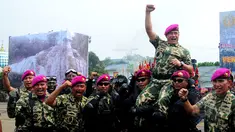 Kepala Staf Angkatan Laut (KSAL) Laksamana Ade Supandi diangkat sejumlah Marinir, Cilandak, Jakarta Selatan, Kamis (2/4/2015). Ade Supandi mendapat gelar Warga Kehormatan Korps Marinir. (Liputan6.com/Yoppy Renato)