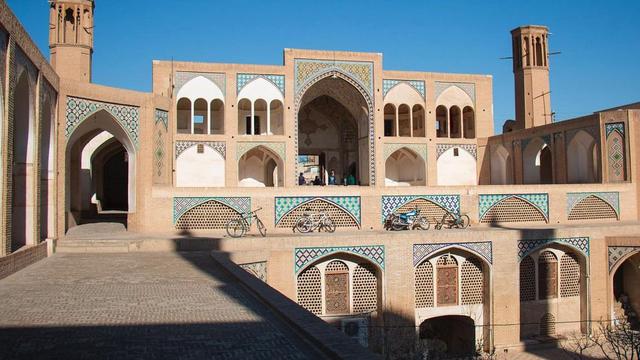 Kemegahan Masjid Agha Bozorg di Iran yang terdiri 5 lantai.